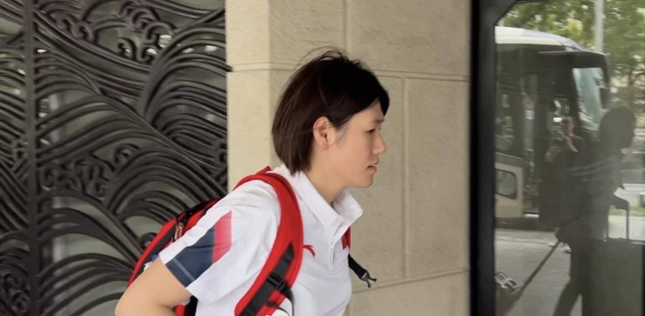 余依婷获女子百米蝶泳铜牌，科技力量助力背后的智能游泳助手体验揭秘