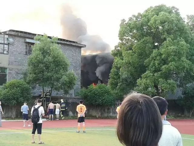 哈尔滨居民楼火灾疑因电路燃爆，引发对电路安全与个人成长的思考