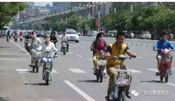 男子机动车道骑电动车S型走位摔翻事件回顾与警示