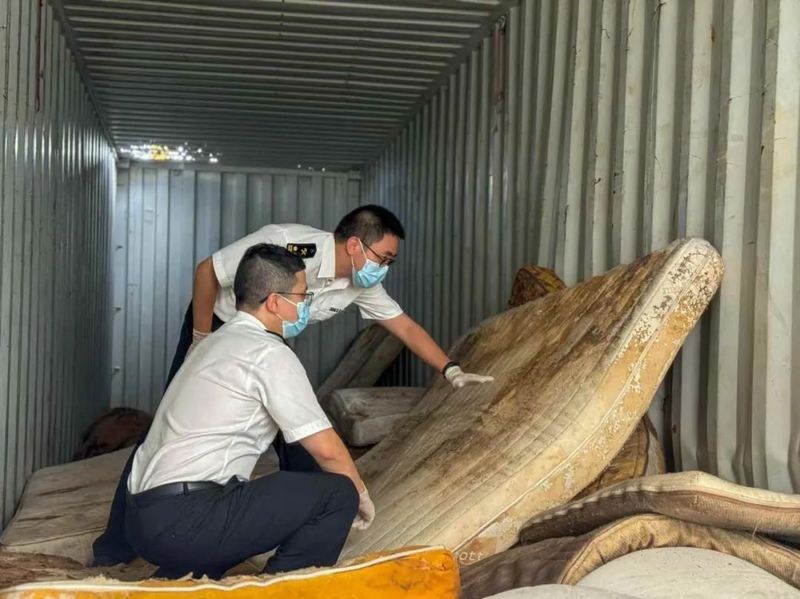 海关查获带血废旧床垫揭示危险与保护安全，23件物品引发关注