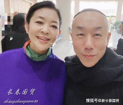 城管回应游客与铜人合影收费事件，揭示真相与启示