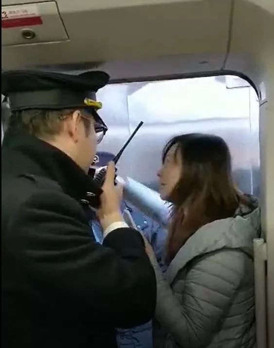 女子坐高铁睡过站按紧急制动避险，正确处理方式的标题建议，，高铁紧急制动，女子正确处理睡过站避免危险境地