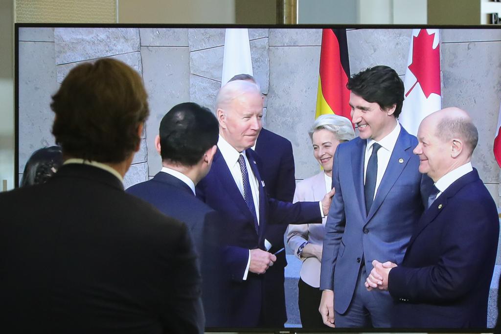 加拿大总理坚定回应党内挑战，留任并启程探索自然之美的旅程