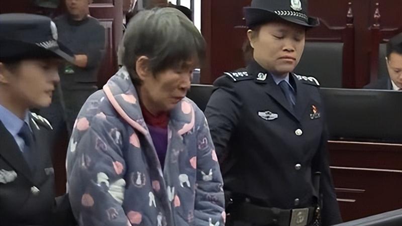 余华英被押入庭现场视频曝光，手铐下的庭审之路