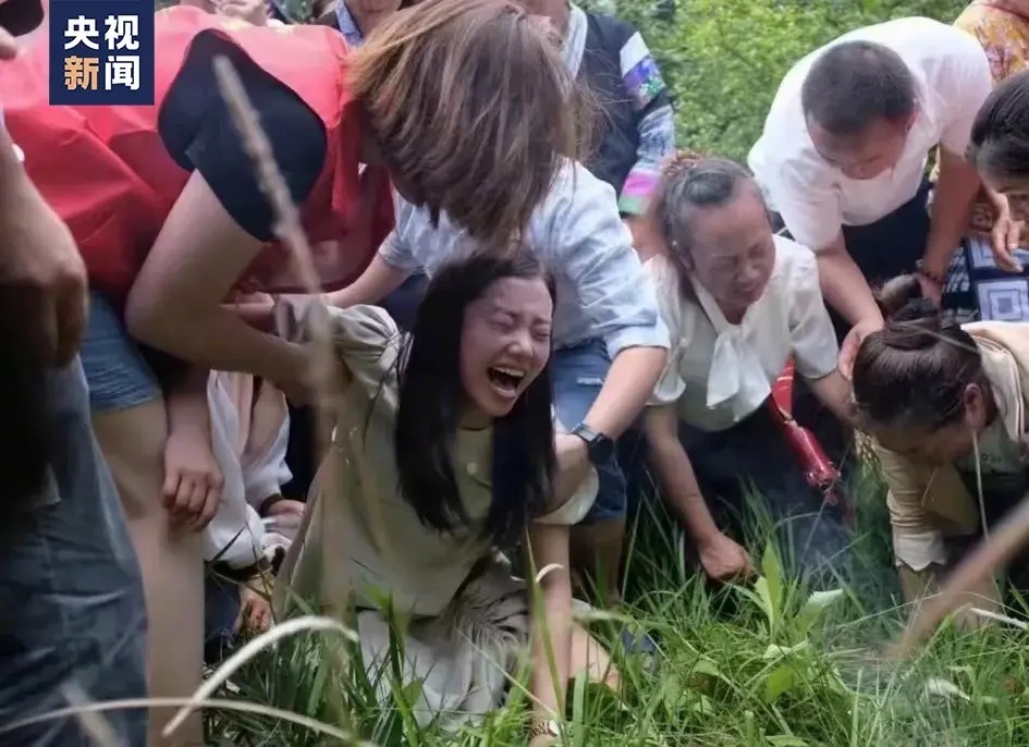 杨妞花回忆与余华英的深情对视，15秒的永恒记忆