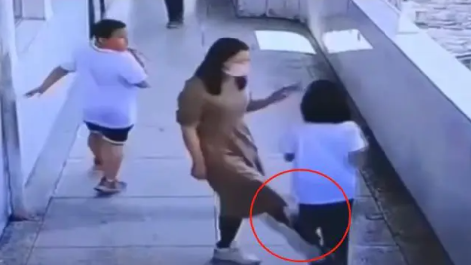 男孩踩踏女童肚子引发家长激烈争执，恶语相向的背后