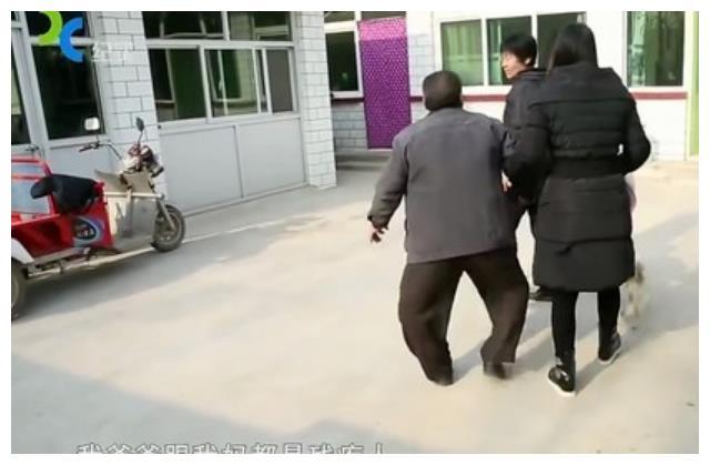 女生背患小儿麻痹症的男友登上泰山，爱的力量与坚韧之旅