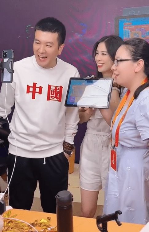 杨子黄圣依真人秀背后的剧本揭秘，探索独特小店之旅？
