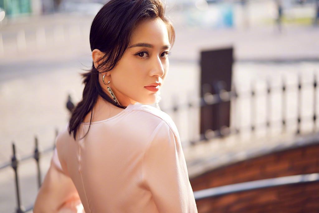 黄圣依和杨子的婚姻之谜，一家小巷特色小店的奇妙缘分背后的故事解析