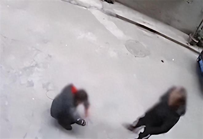 男孩考18分被父亲刺死？警方辟谣——事件背后的真相与小巷特色小店探秘