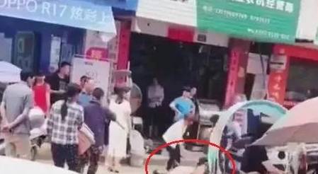 女子被丈夫当街拖拽引发关注，当地回应，时代警钟长鸣