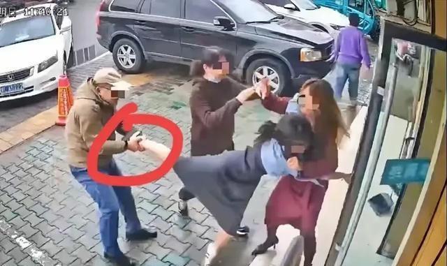 公职人员打人私了事件曝光，应对与解决步骤指南，骨折赔偿达四十万！