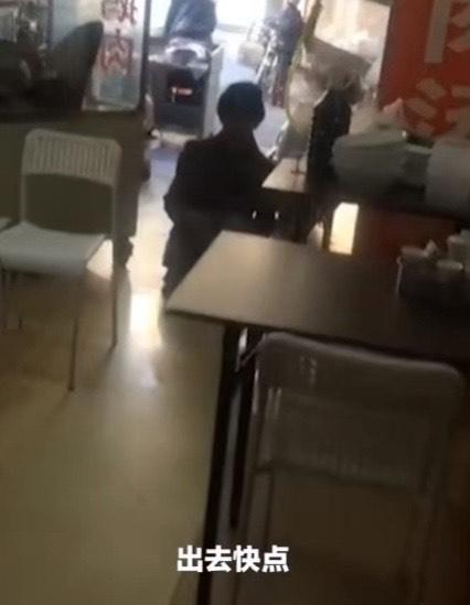 男子下跪卖小工艺品