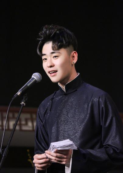 德云社女相声演员与科技产品的融合，科技魅力与相声艺术的无限魅力
